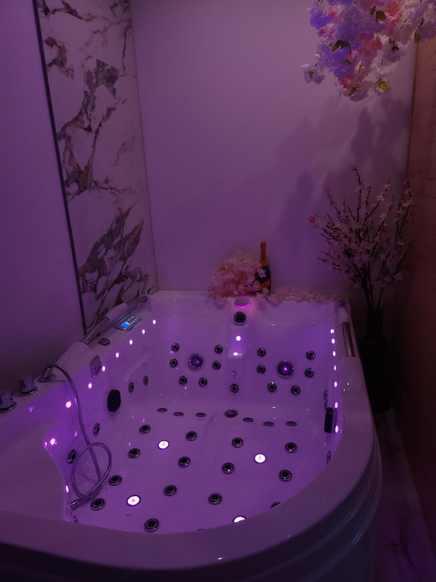 New In Gdansk! Red In The Heart Of - Bdsm - With A Luxury Jacuzzi And Access To A Sauna * Gdańsk