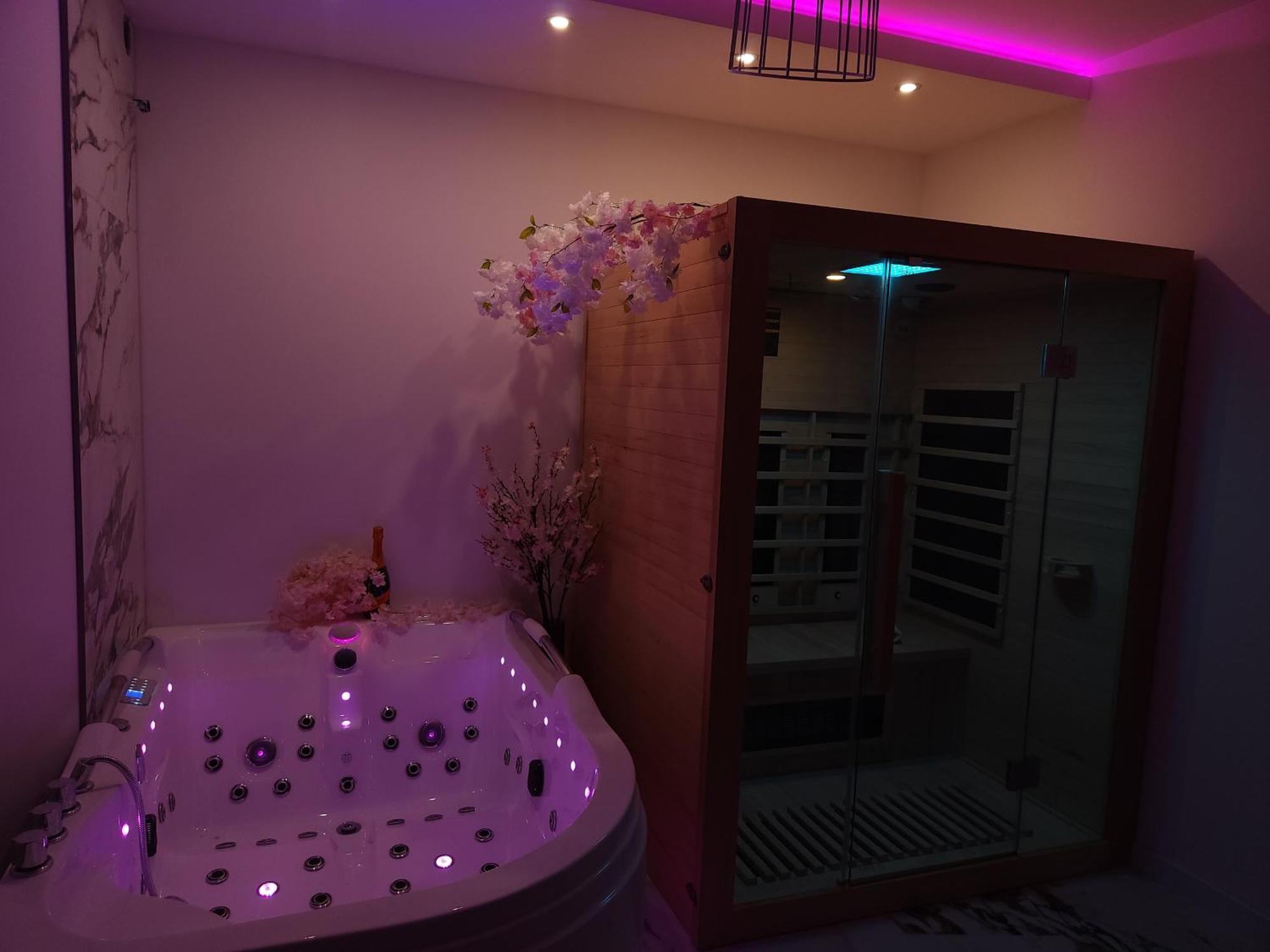 New In Gdansk! Red In The Heart Of - Bdsm - With A Luxury Jacuzzi And Access To A Sauna Leilighet